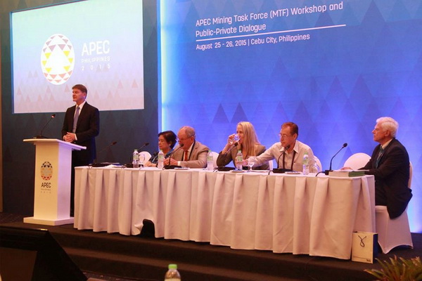 Mr. Jeff Hardee of APEC Business Advisory Council and mining industry representatives sharing their perspectives on a range of mining issues within the APEC region.